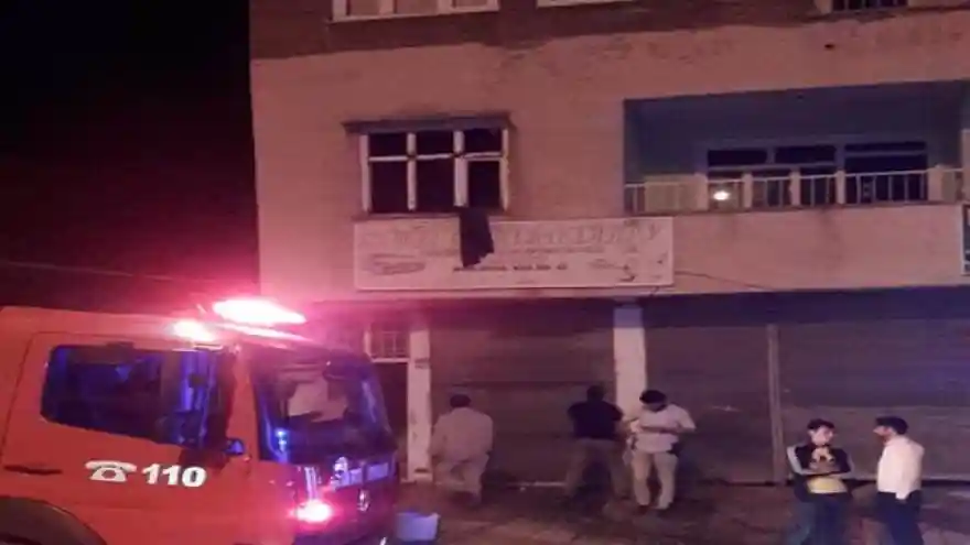 Kendine, eşine ve kızına benzin dökerek yaktı