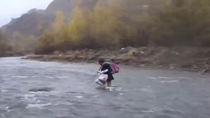 Çocukları okusun diye dağları aşıp, sulardan geçiyor