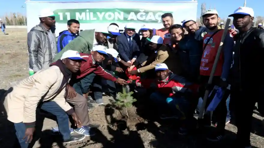 AĞRI İBRAHİM ÇEÇEN ÜNİVERSİTESİ'NDE 5 BİN FİDAN GELECEĞE NEFES OLDU