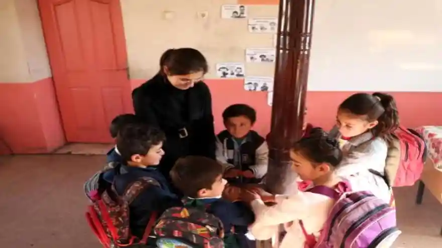 Van'ın köyünde öğrencileri için odun kırıp, soba yakıyor