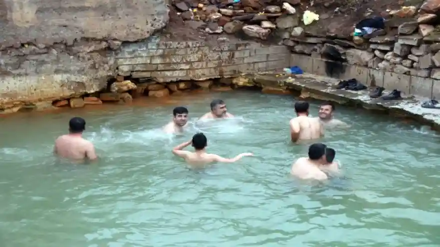 Bitlis'teki kaplıcalar ziyaretçi akınına uğruyor