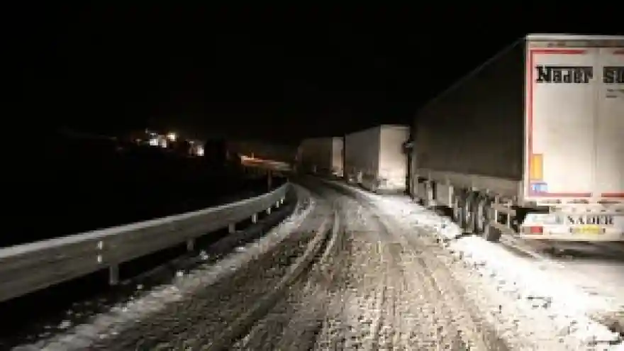 Tendürek Geçidinde Kar ve Tipi Araçlar Mahsur Kaldı