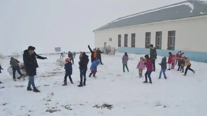 Ağrı'da Öğrenciler, öğretmenlerini kartopu yağmuruna tuttu 
