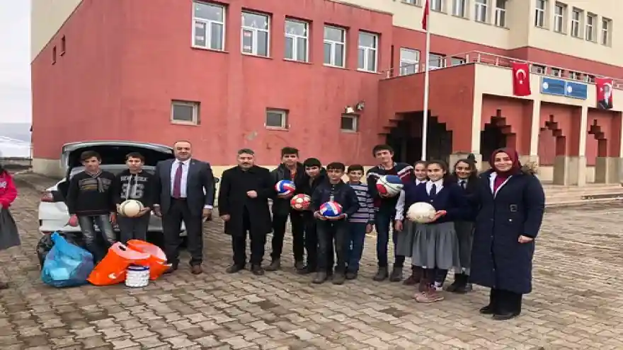 Ağrı GSİM'den Soğukpınar Köyüne Spor Malzemesi Desteği