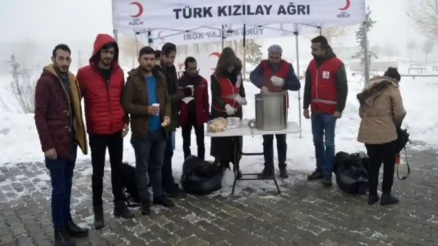 Türk Kızılayı Ağrı Şubesi tarafından Ağrı İbrahim Çeçen Üniversitesi öğrencilerine soğuk kış günlerinde sabahları sıcak çorba ikram ediliyor
