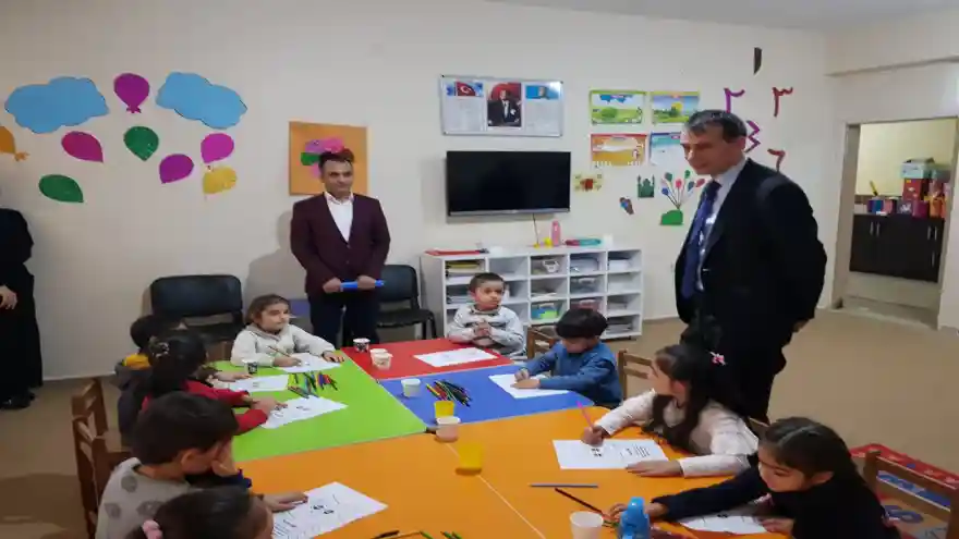 Doğubayazıt Kaymakamı Zafer Engin, Aile Destek Merkezlerinde devam eden kursları ziyaret etti.  