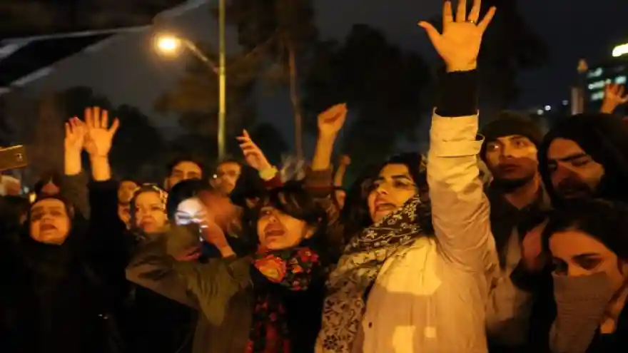 Son dakika: Tahran'da uçakta hayatını kaybedenler için düzenlenen anma, hükümet karşıtı gösteriye dönüştü