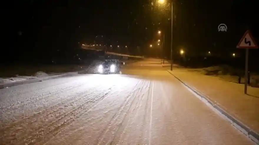 AĞRI'DA ULAŞIMA KAR ENGELİ