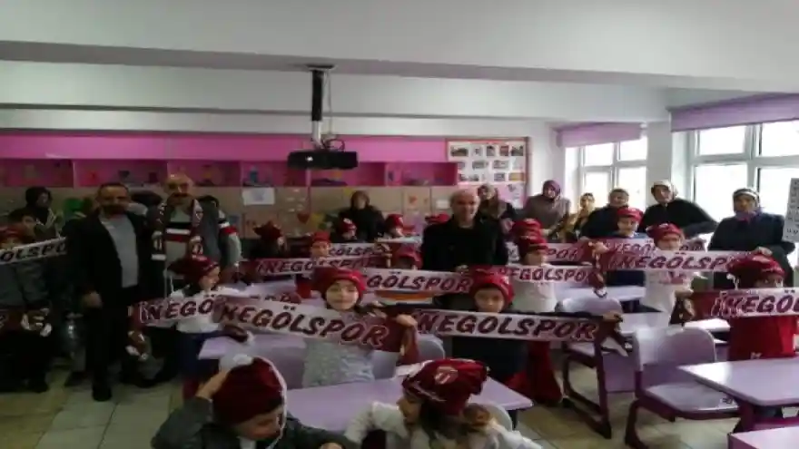 İnegölspor taraftarından Ağrı'daki öğrencilere karne hediyesi