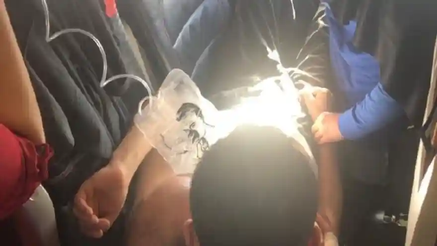 Uçakta fenalaşan yolcuya ilk müdahaleyi Milletvekili Çelebi yaptı