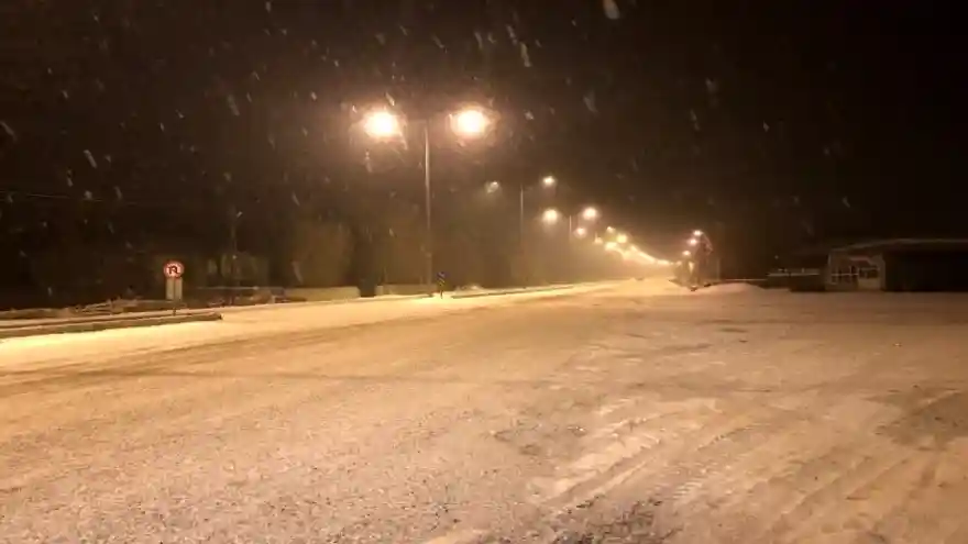Iğdır-Doğubayazıt karayolunda yoğun kar yağışı