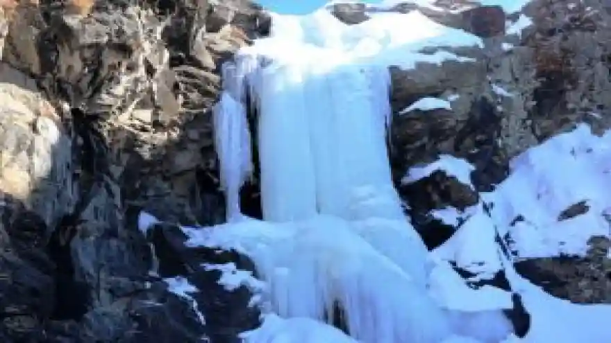 Taşlıçay'da Buz Tutan Şelaleden Kartpostallık Görüntüler