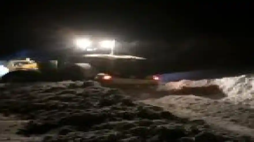 Tendürek Geçidi'nde tırlar mahsur kaldı