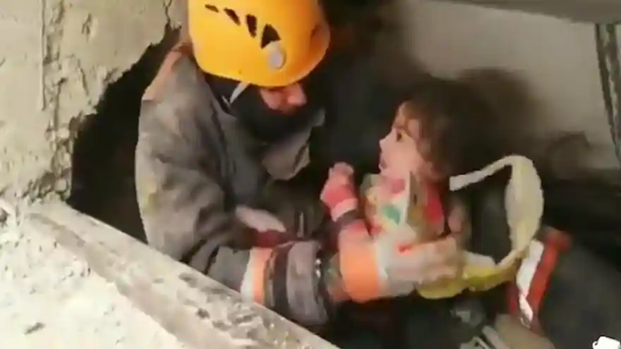 Elazığ'da depremin 23'üncü saatinde çifte mucize