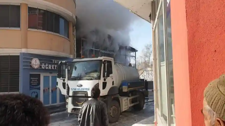 Tutak Öğretmen evi kafesinde yangın