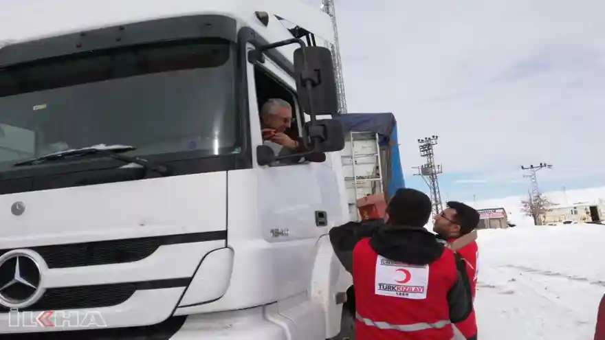 Kızılay Ağrı Şubesi kar nedeniyle yolda kalan sürücülere yiyecek ve içecek ikram etti 