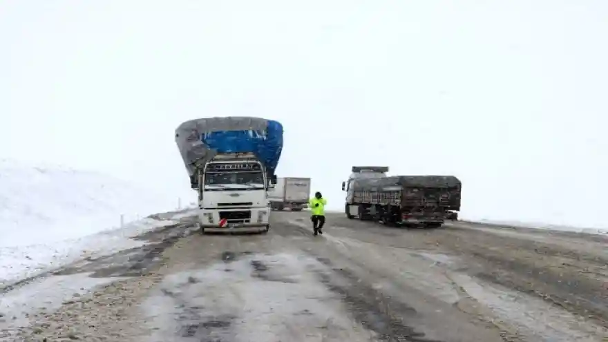 TENDÜREK GEÇİDİ'NDE ULAŞIMA KAR VE TİPİ ENGELİ