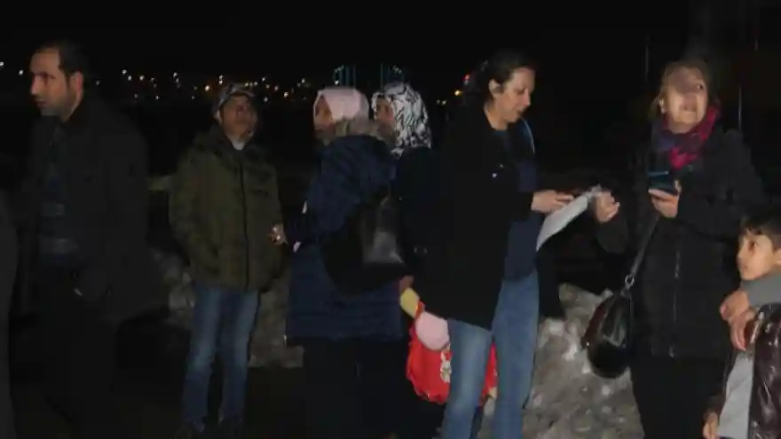 İkinci deprem Vanlıları sokağa döktü
