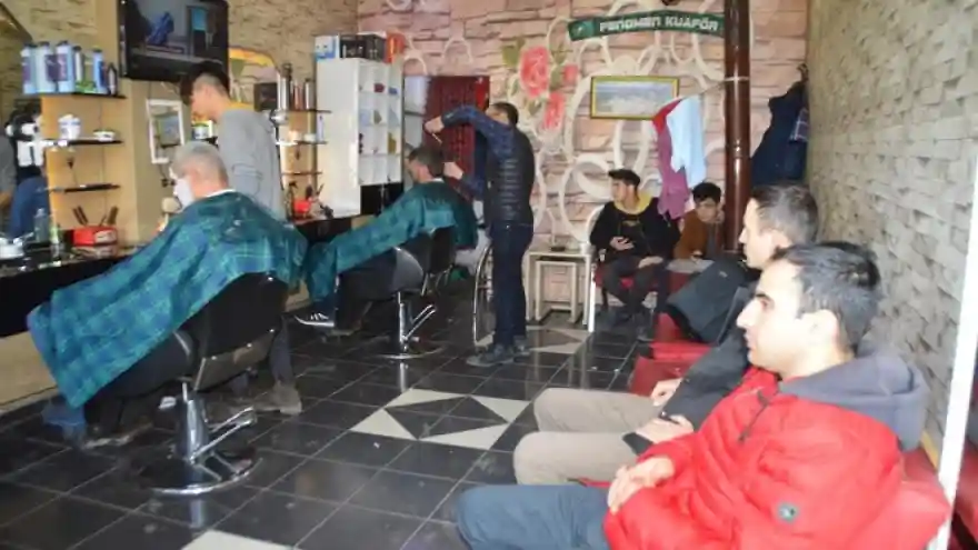 Berberlerin kapanacağını duyan vatandaşlar tıraş olmak için sıra bekledi 