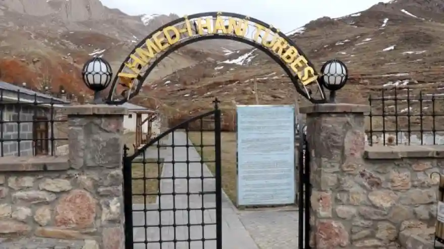 Korona virüs nedeniyle kapatılan Ahmed-i Hani Türbesi sessizliğe büründü