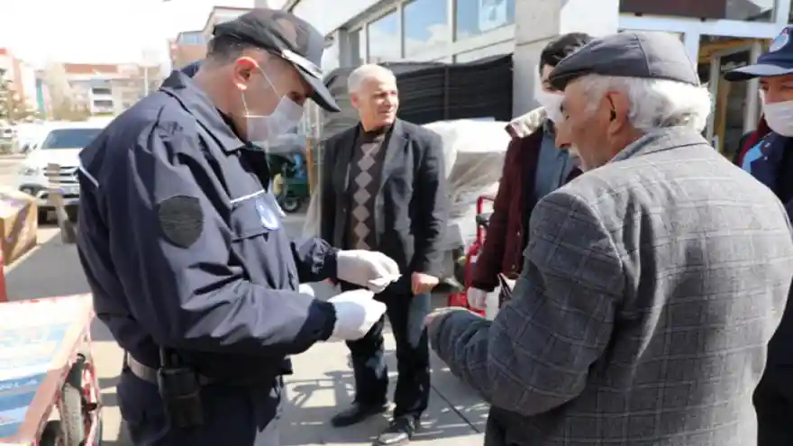 Kars Belediye Zabıta ekiplerince corona virüs tedbirleri aralıksız devam ediyor