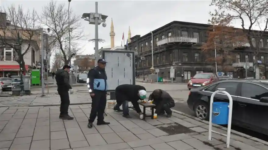 Kars Belediyesi oturma banklarını söküyor