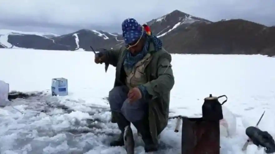 BUZLA KAPLANAN BALIK GÖLÜ EKMEK KAPILARI OLDU