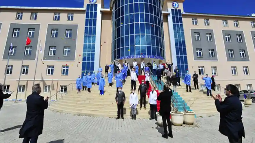 Van'da sağlık çalışanlarını duygulandıran hareket