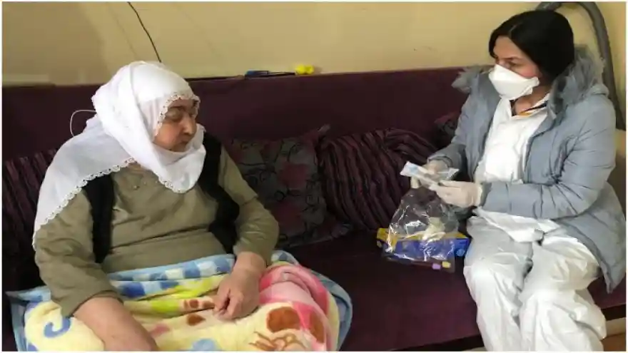 Tutak'ta lösemi hastası yaşlı kadının tahlilleri evde yapıldı 