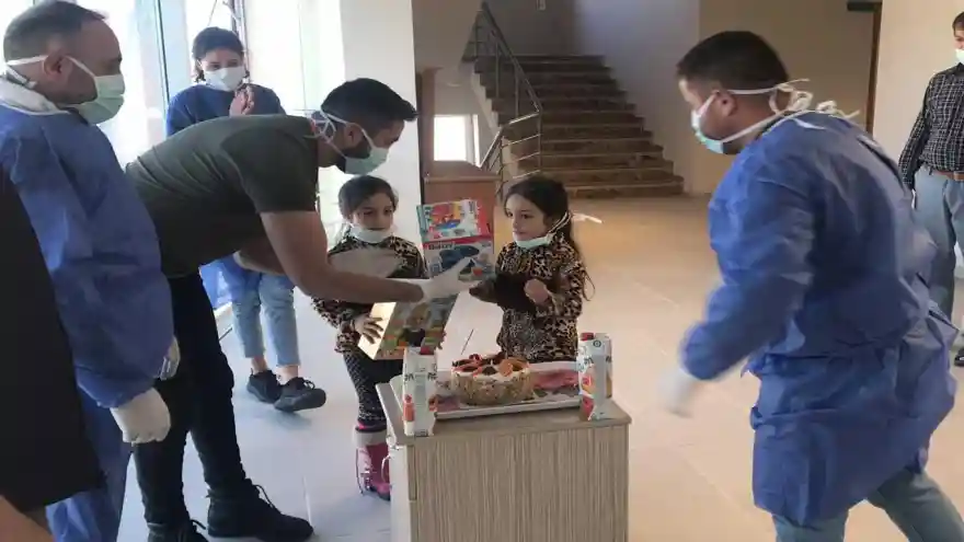 Karantinada tutulan ikizlere yeni yaş sürprizi 