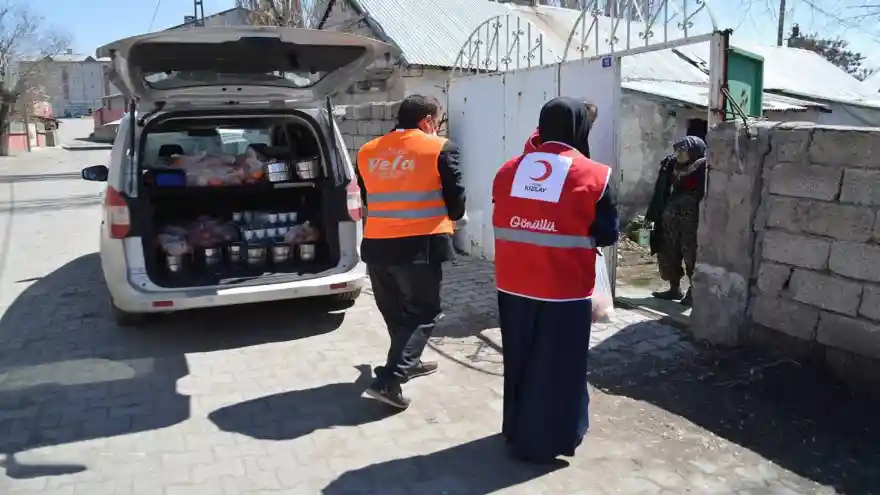 Kızılay, Ağrı'da evlerinden çıkamayan 3 bin kişiye her gün sıcak yemek ulaştırıyor