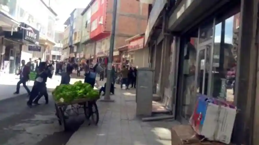 Doğubayazıt'da zabıta ile seyyar satıcılar birbirine girdi: 7 yaralı