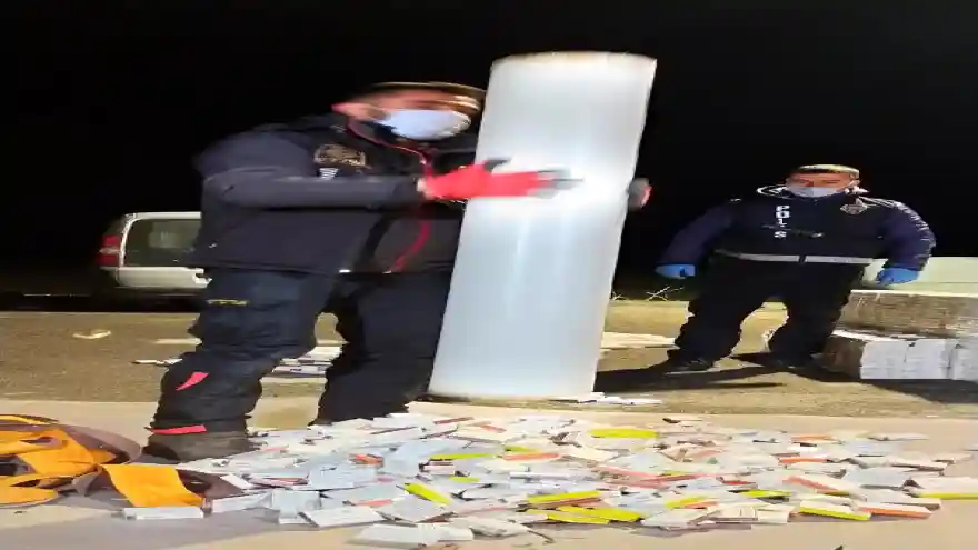 Durdurulan TIR'da, muşamba rulolarına gizlenmiş 9 bin paket kaçak sigara ele geçirildi