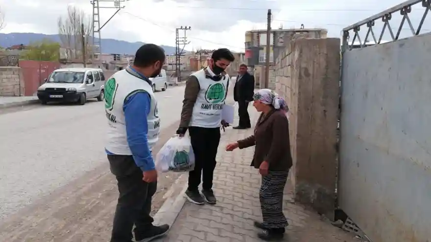 Doğubayazıt'da Umut Kervanı muhtaç ailelere gıda yardımı ulaştırdı 
