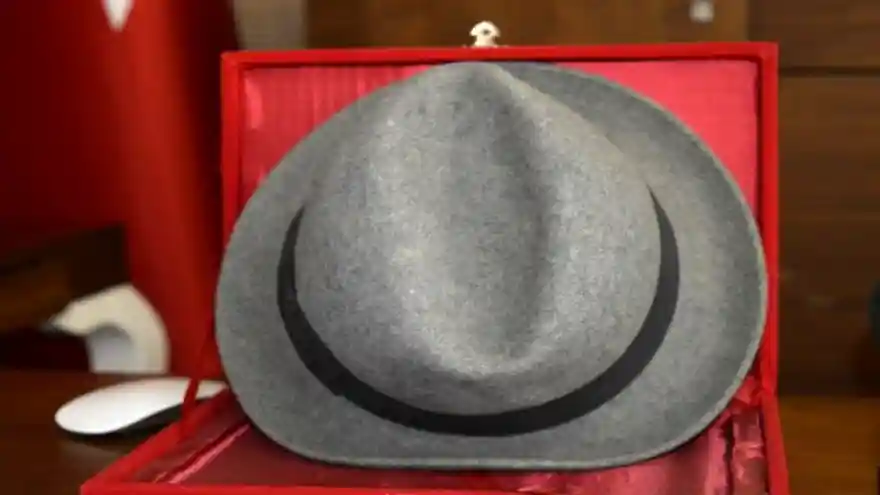 Kerim Amca'nın efsane fötr şapkası oğlunun makam odasında