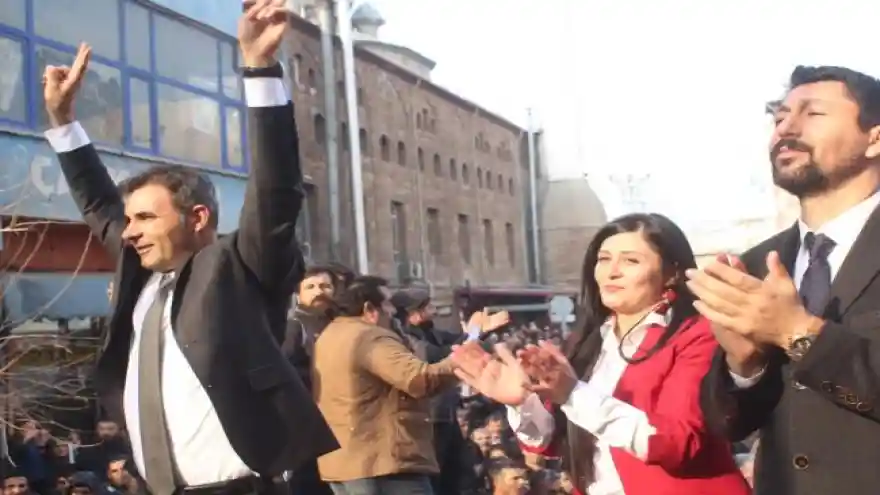 Iğdır Belediye Eş Başkanları Akkuş Ve Çelik Gözaltına Alındılar