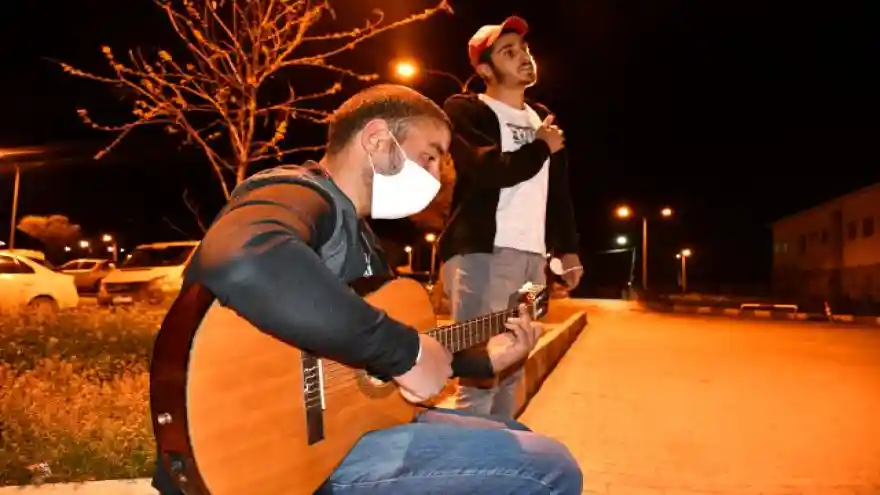  DOĞUBAYAZIT'LI GÖNÜLLÜ GENÇLERİN 'MİNİ KONSERİ' 