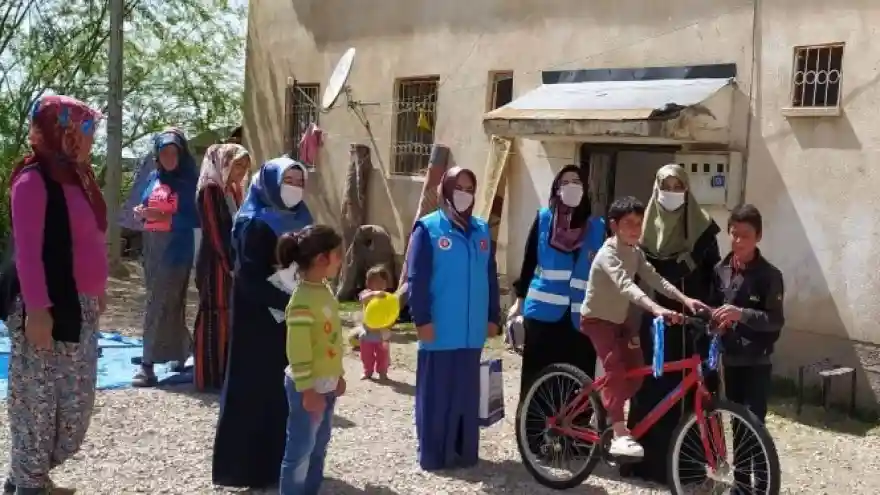 Kuran kursu hocaları çocukları sevindirdi