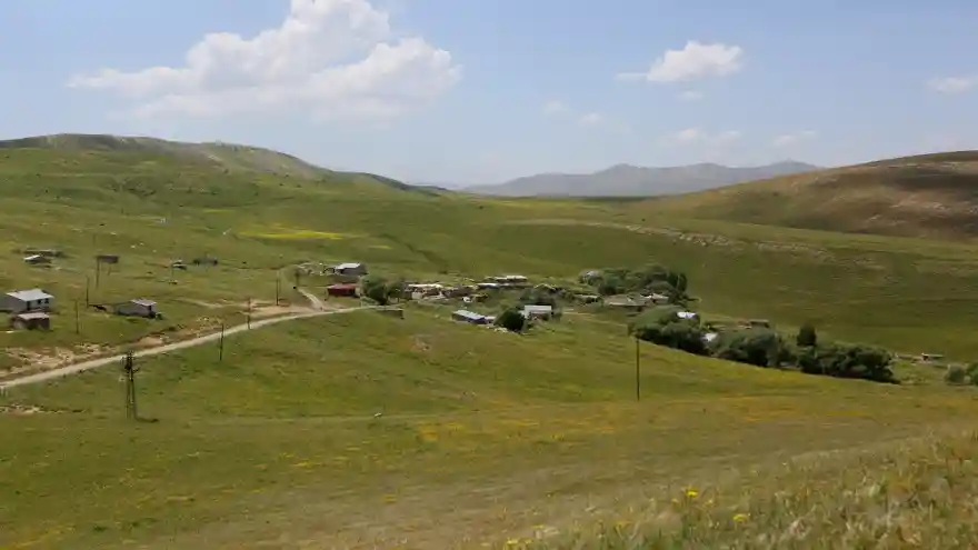 AĞRI MERKEZE BAĞLI TAYPINAR KÖYÜMÜZE ASFALT YOL İSTİYORUZ! 