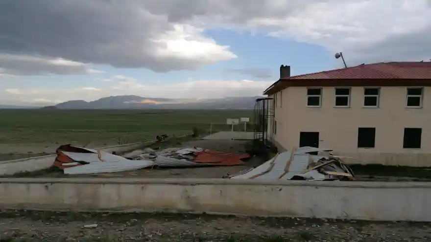 DOĞUBAYAZIT’TAKİ FIRTINA SONRASI MERKEZ VE KÖY OKULLARINDA GÖRÜNÜM HİÇTE İÇ AÇICI DEĞİL!...