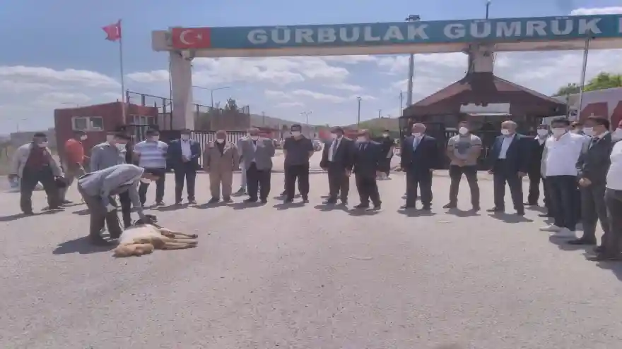 Yük taşımacılığına açılan Gürbulak Sınır Kapısı'nda DAİB kurban kestiler