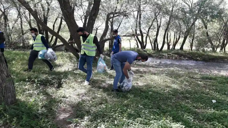 Ağrılı gençler, Dünya Çevre Günü'nde mesire alanlarını temizledi