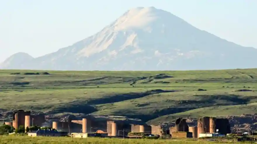 İhtişamlı Ağrı Dağı ile antik kent aynı karede