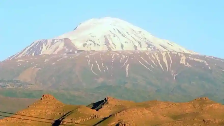 Havaların ısınmasıyla birlikte Ağrı Dağı'nın yüksek kesimlerinde bulunan karlar erimeye başladı
