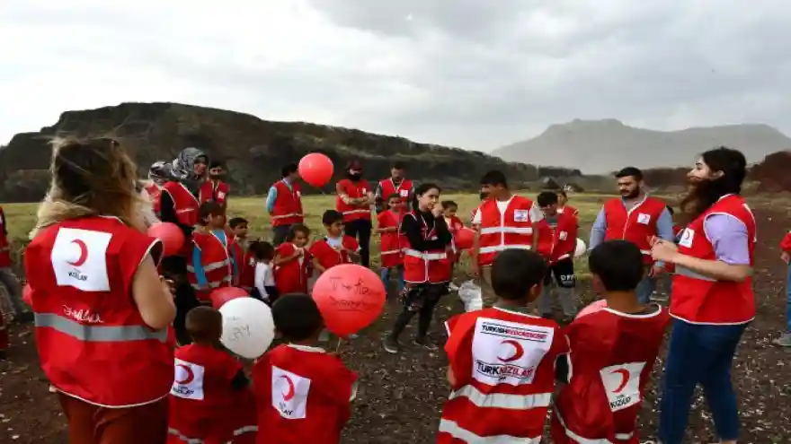 TÜRK KIZILAYI DOĞUBAYAZIT'DA  KÖY ÇOCUKLARINA  HEDİYELER DAĞITTI