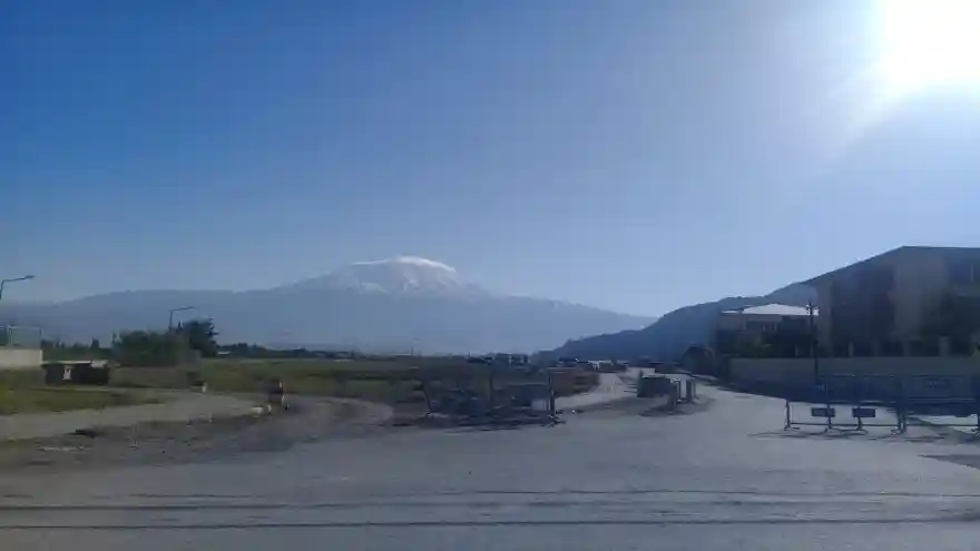 BU  SABAH DOĞUBAYAZIT''TA  OBJEKTİFİMİZE TAKILAN AĞRI DAĞININ GÖRÜNÜMÜ