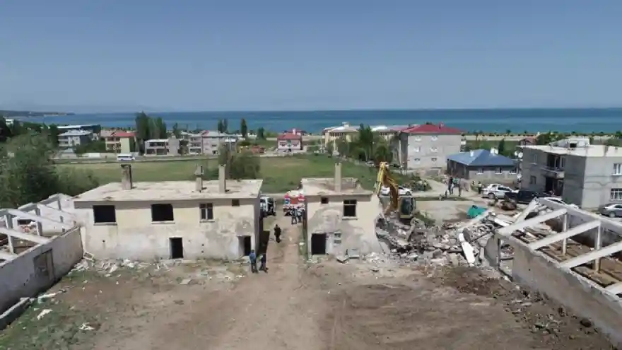 Van’da onlarca yıllık sorun olan ahırların yıkımına başlandı  