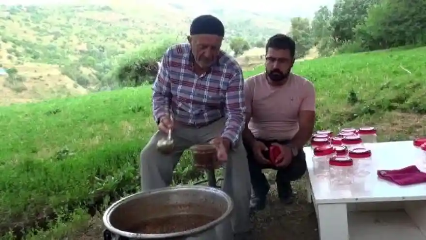 Çocukları ve torunlarıyla birlikte reçel üretiyor