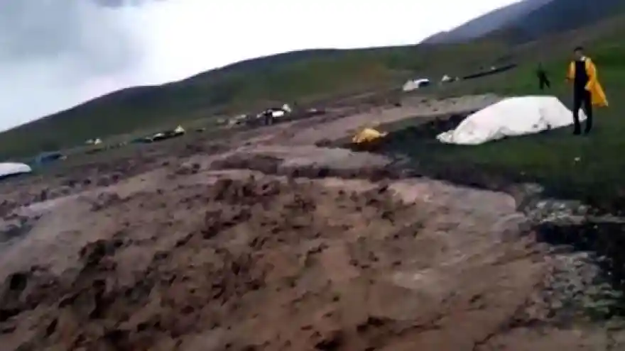 Ağrı'da dereler taştı köy ve araziler sular altında kaldı