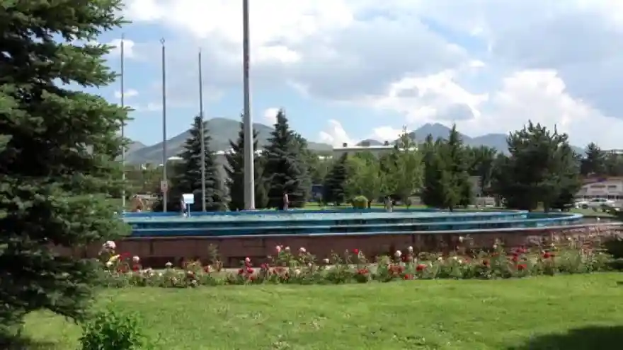 ERZURUM'DA YASAĞA VE TEHLİKEYE RAĞMEN SÜS HAVUZUNDA YÜZÜYORLAR